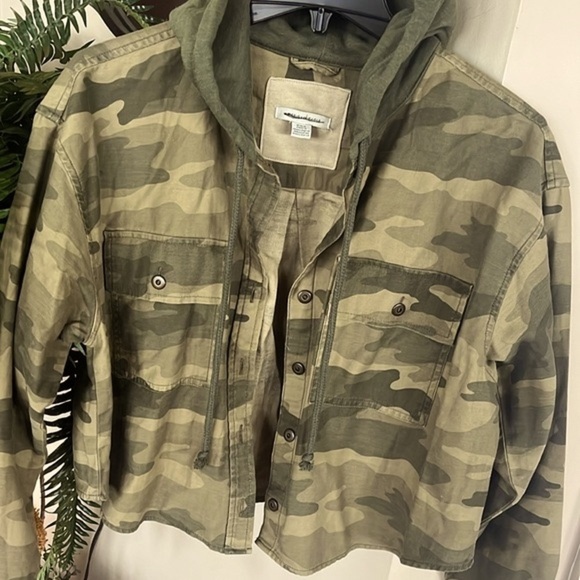 NWOT American Eagle Camouflage Cropped Button Up Hoodie Jacket Olive Shacket - Picture 5 of 13